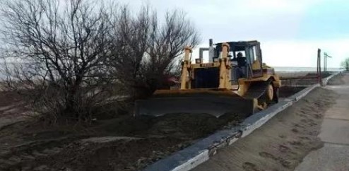 maquinaria sacando arena de la playa